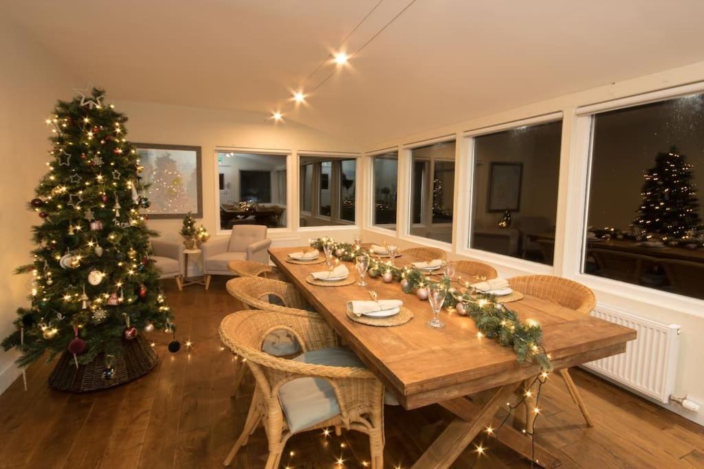 ארוצ'אר Rossmay House - 4 Bedroom Scottish Villa With Waterfront / Mountain Views מראה חיצוני תמונה
